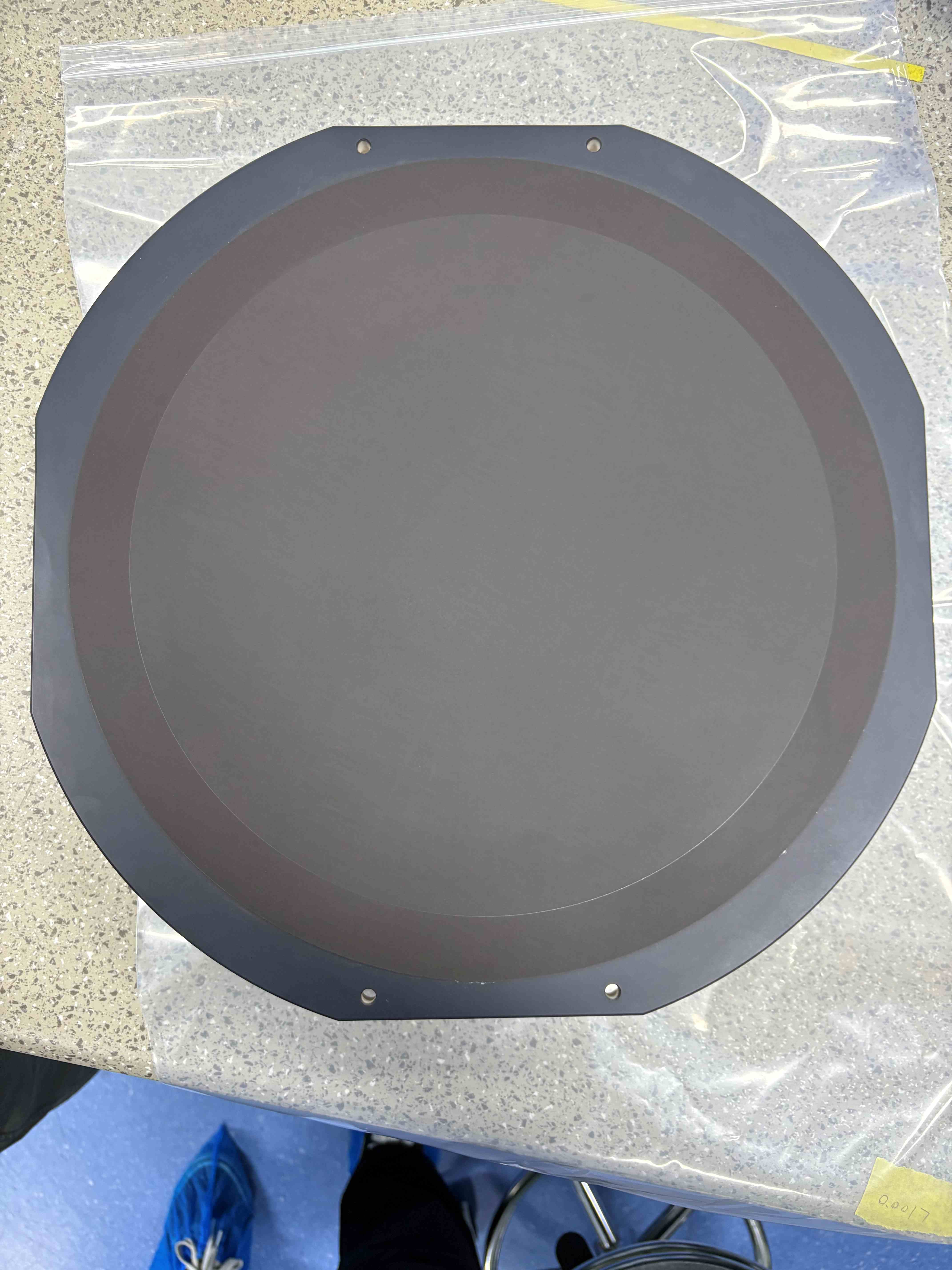 Porous ceramic vacuum chuck table
